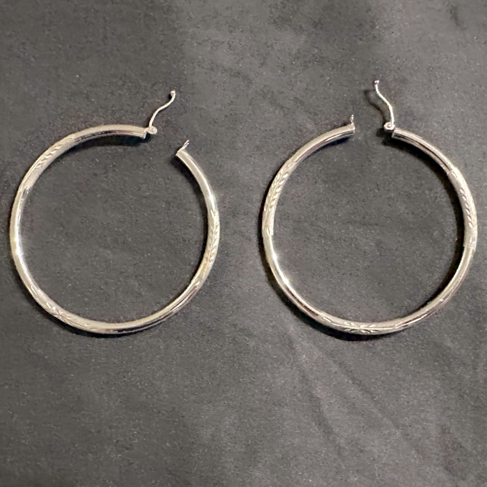 14K WG diamond etched hoops
Inner diameter 49.3mm or 2”
SOLID white gold